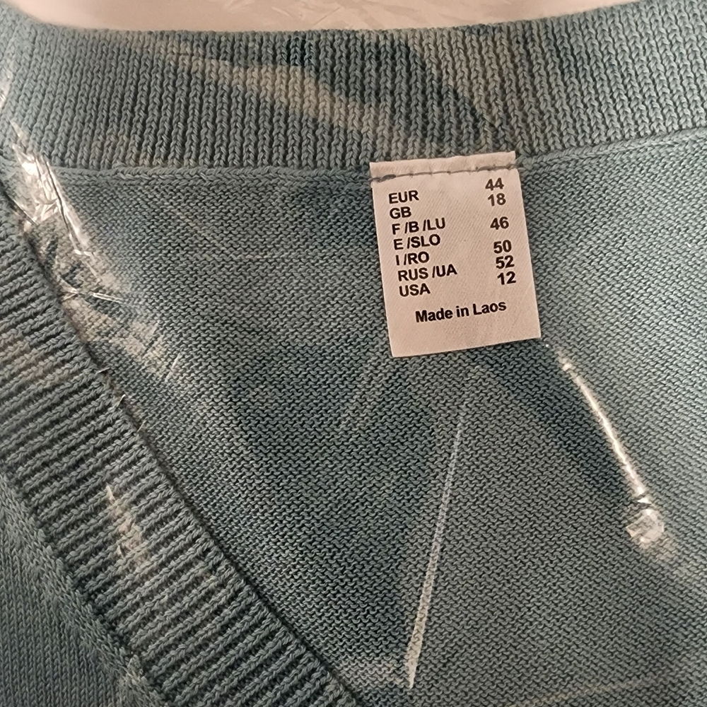 Long sleeve lightweight  green sweater .It has three botton at the waist.